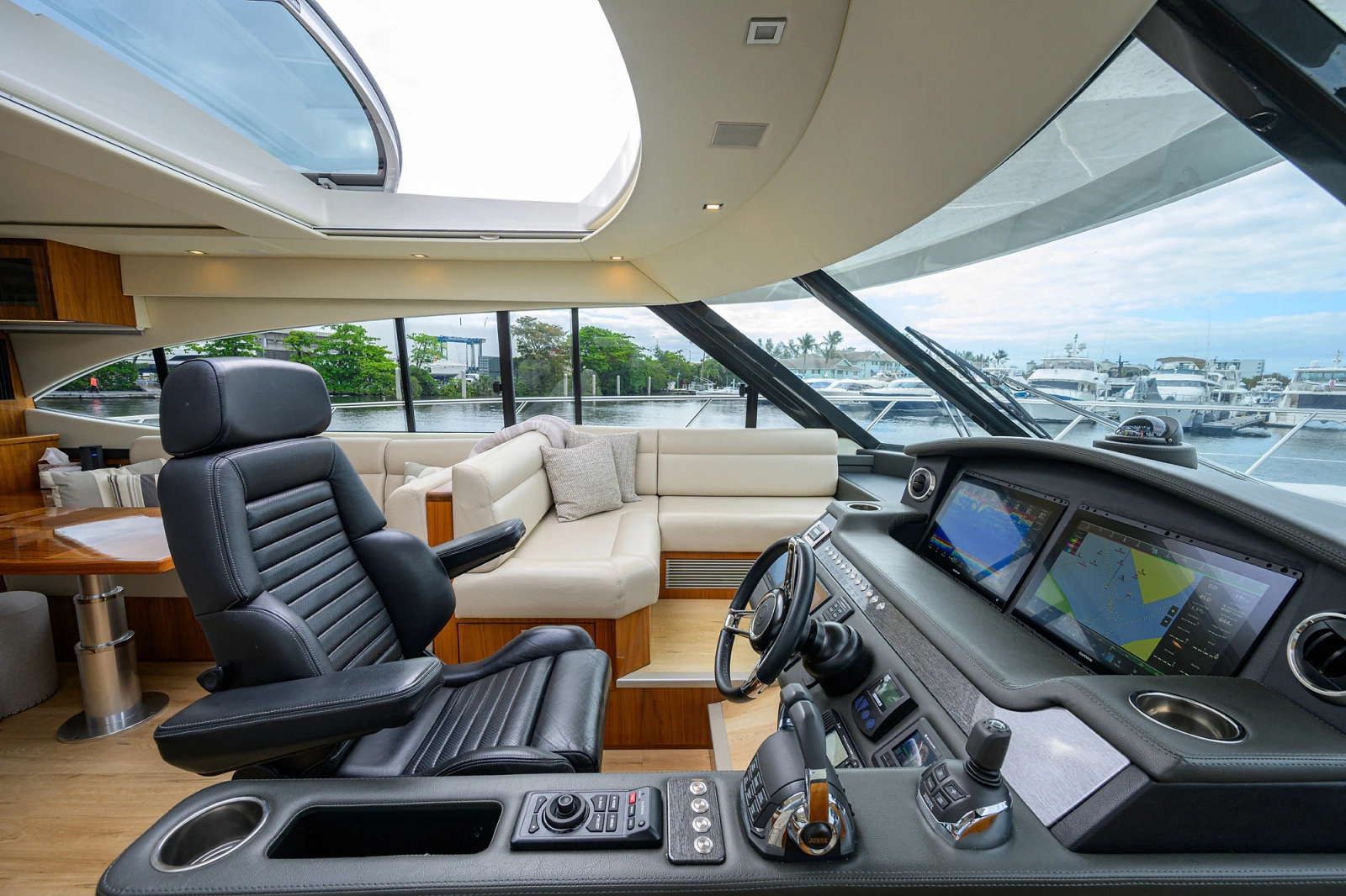 2019 Riviera 5400 Sport Yacht