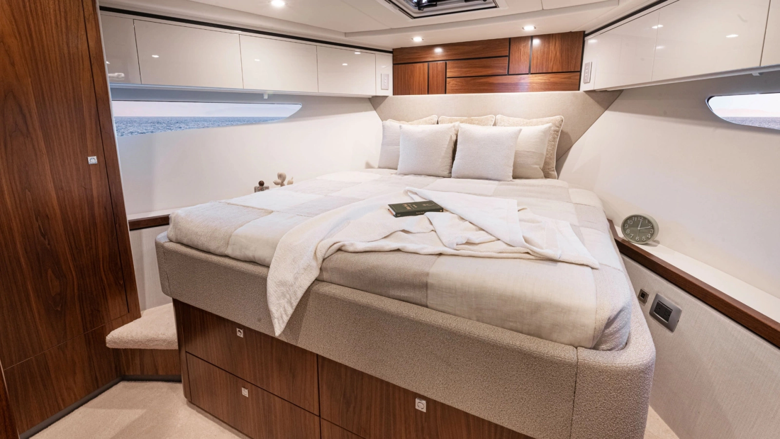 6200 SPORT YACHT 62ft Riviera Yacht For Sale