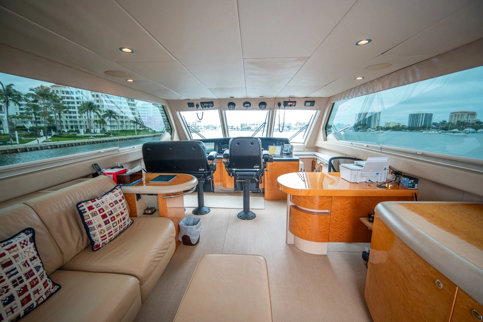 2000 Lazzara Yachts Skylounge