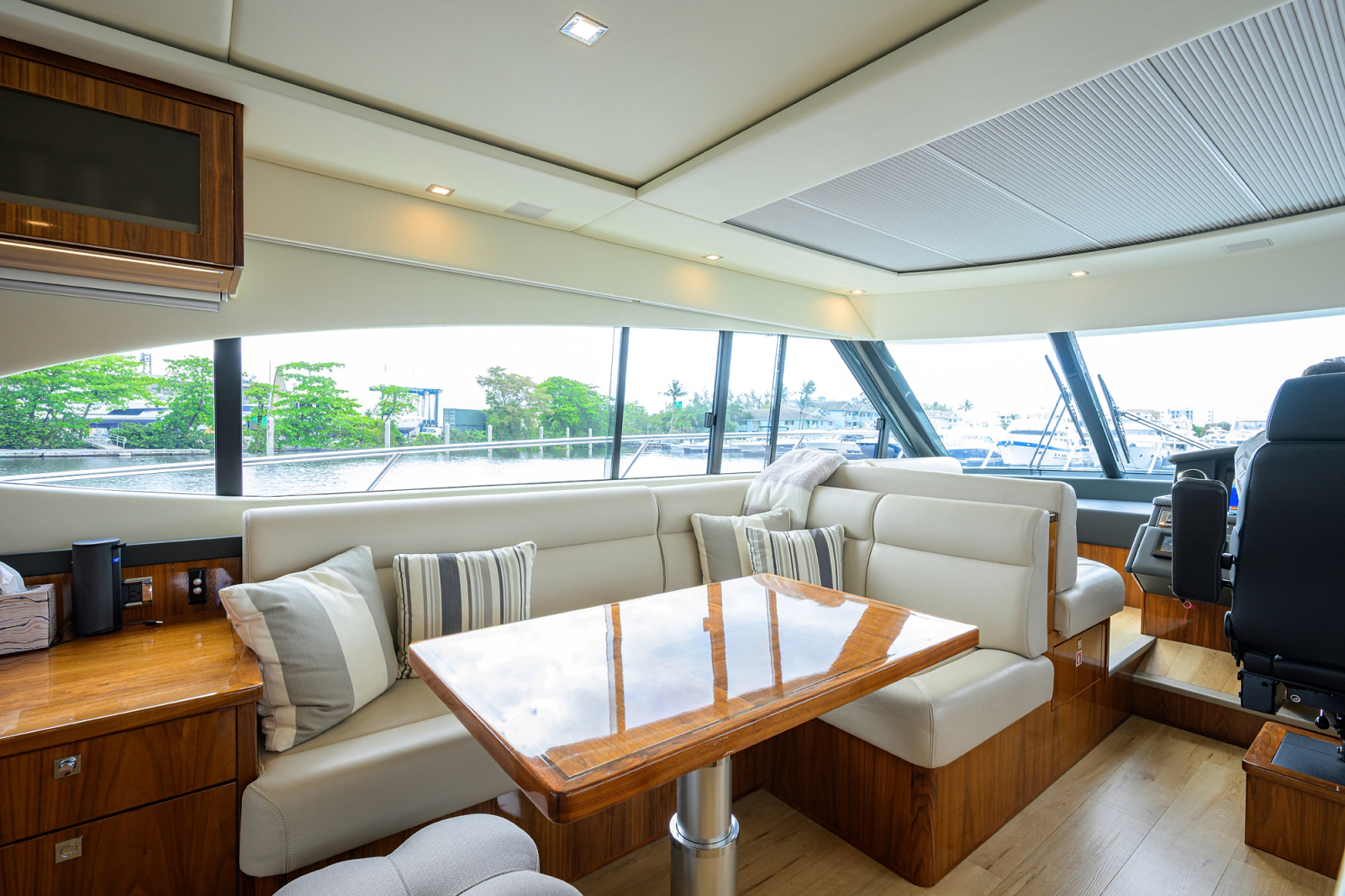 2019 Riviera 5400 Sport Yacht