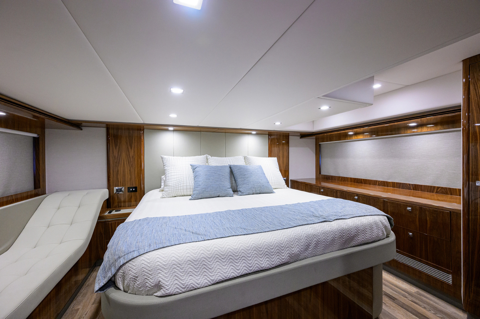2023 Riviera 5400 Sport Yacht