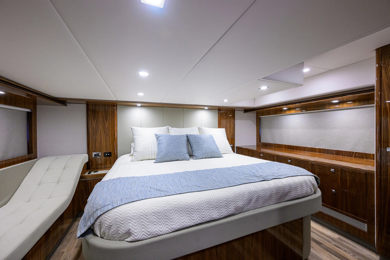 2023 Riviera 5400 Sport Yacht