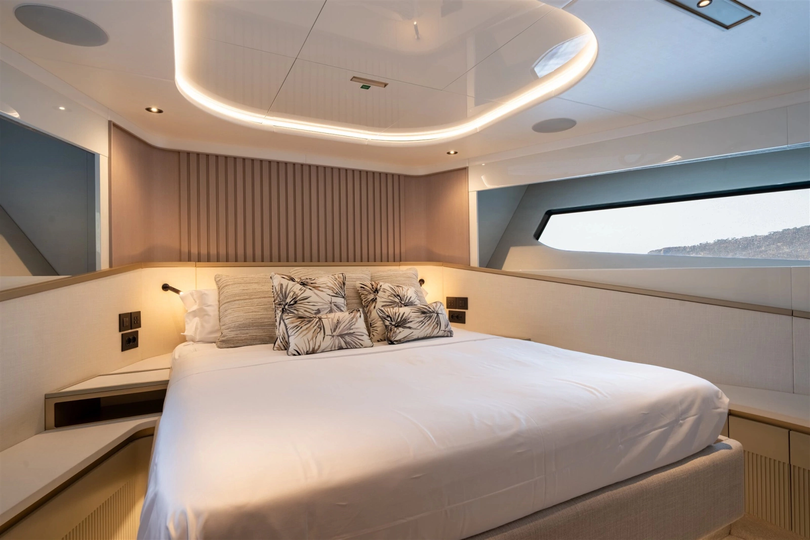 82 OCEAN ENCLOSED 82ft Sunseeker Yacht For Sale