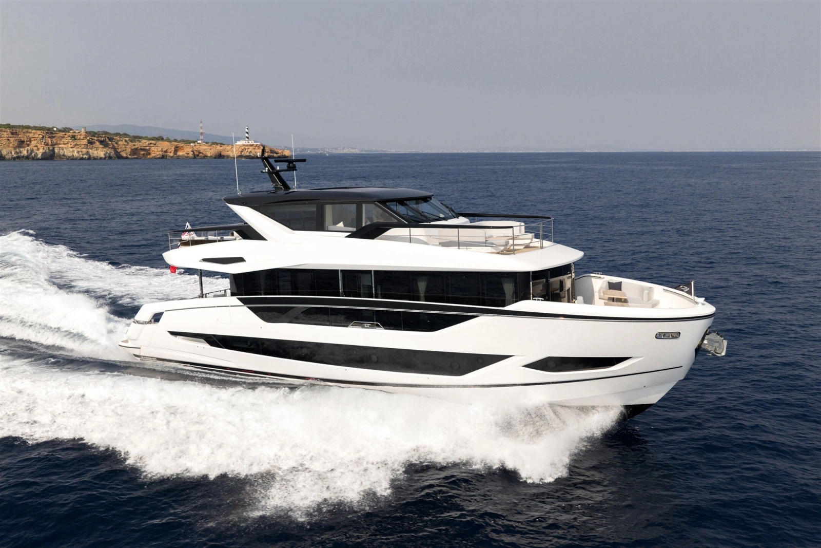 82 OCEAN ENCLOSED 82ft Sunseeker Yacht For Sale