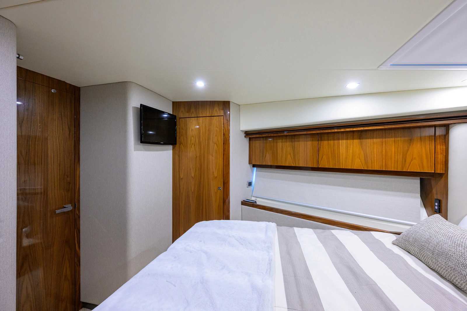 2019 Riviera 5400 Sport Yacht