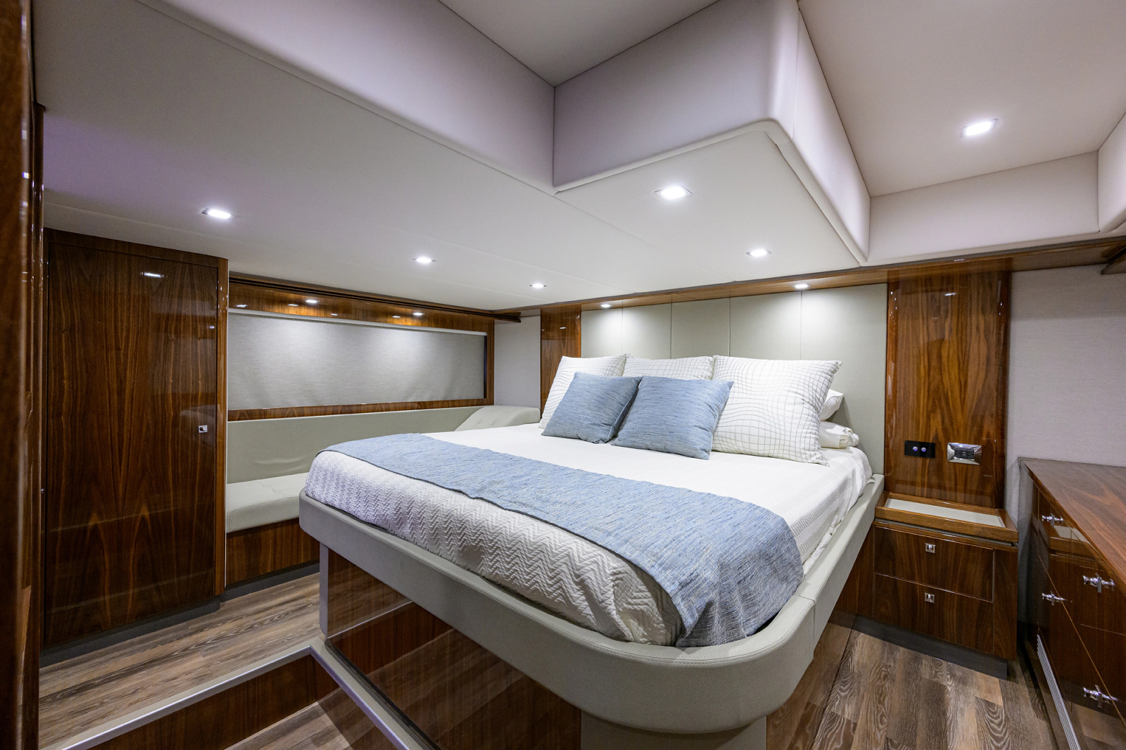 2023 Riviera 5400 Sport Yacht