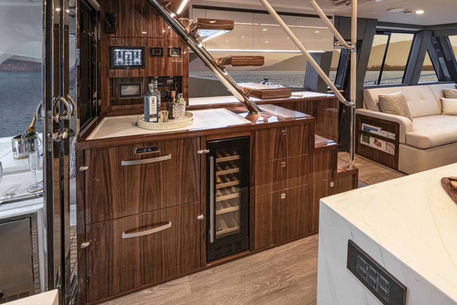 64 Sports Motor Yacht 64ft Riviera Yacht For Sale