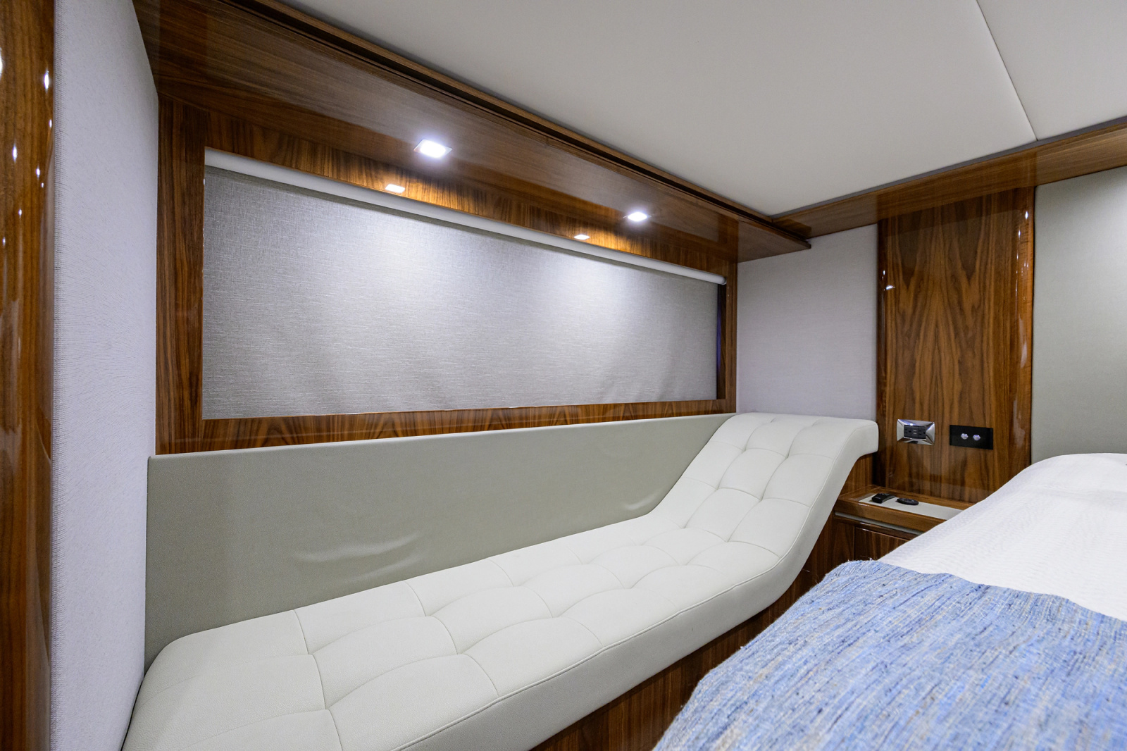 2023 Riviera 5400 Sport Yacht