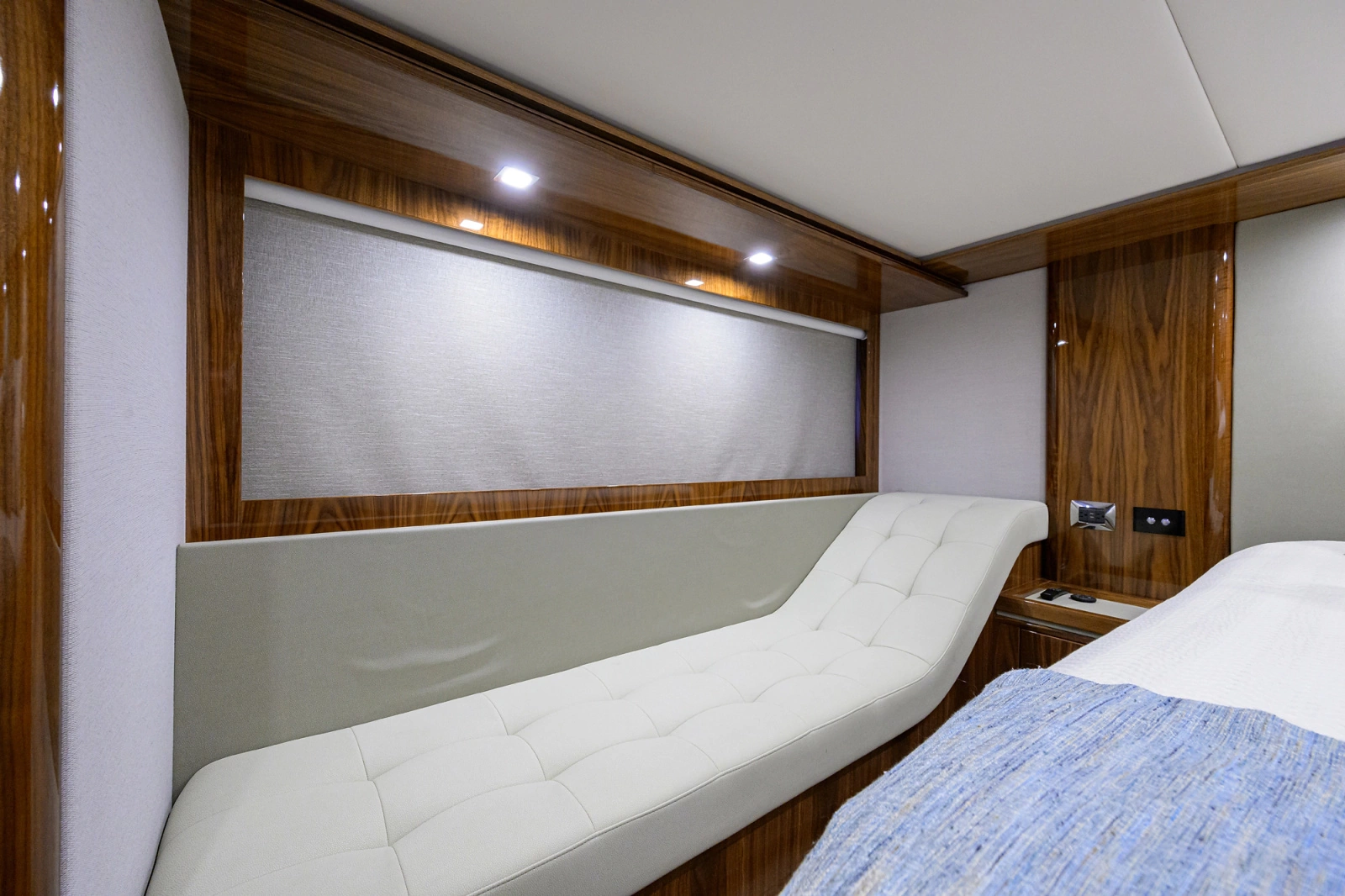 2023 Riviera 5400 Sport Yacht