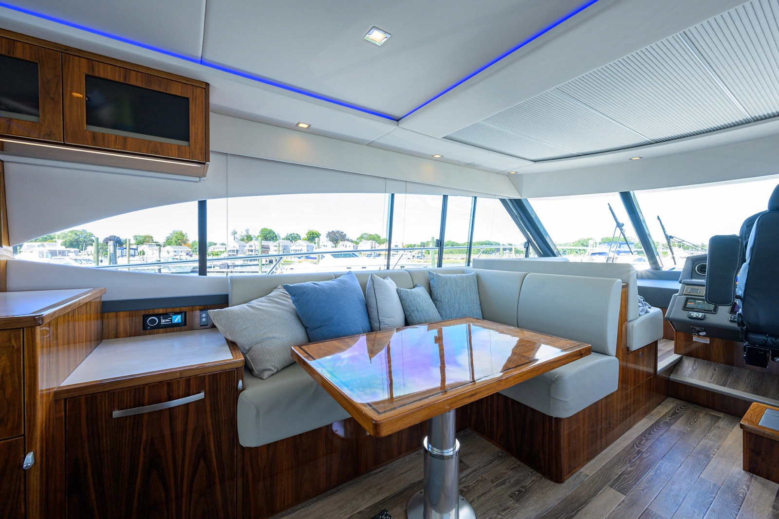 2023 Riviera 5400 Sport Yacht