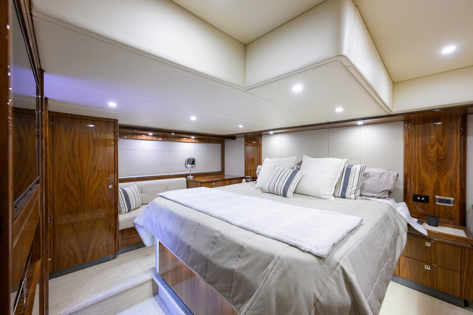 2019 Riviera 5400 Sport Yacht