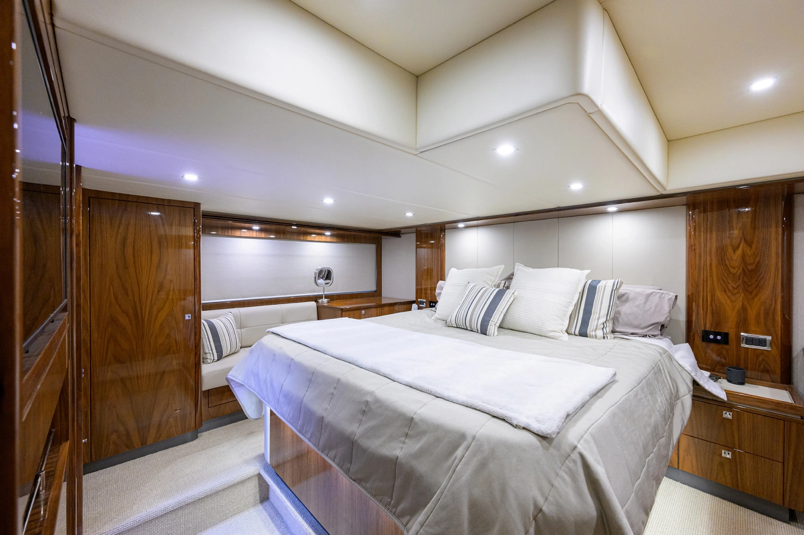 2019 Riviera 5400 Sport Yacht
