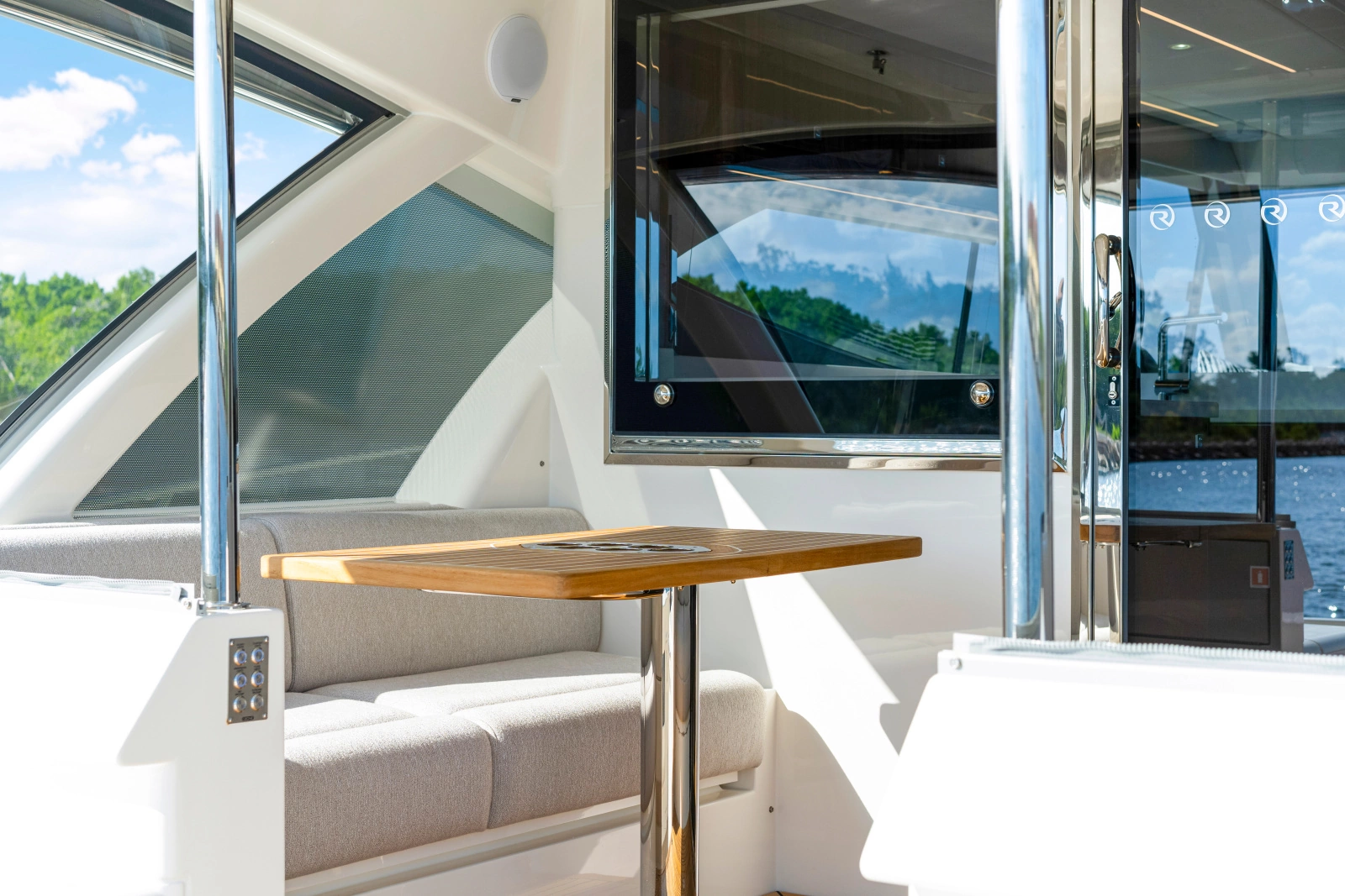 50 SPORTS MOTOR YACHT 50ft Riviera Yacht For Sale