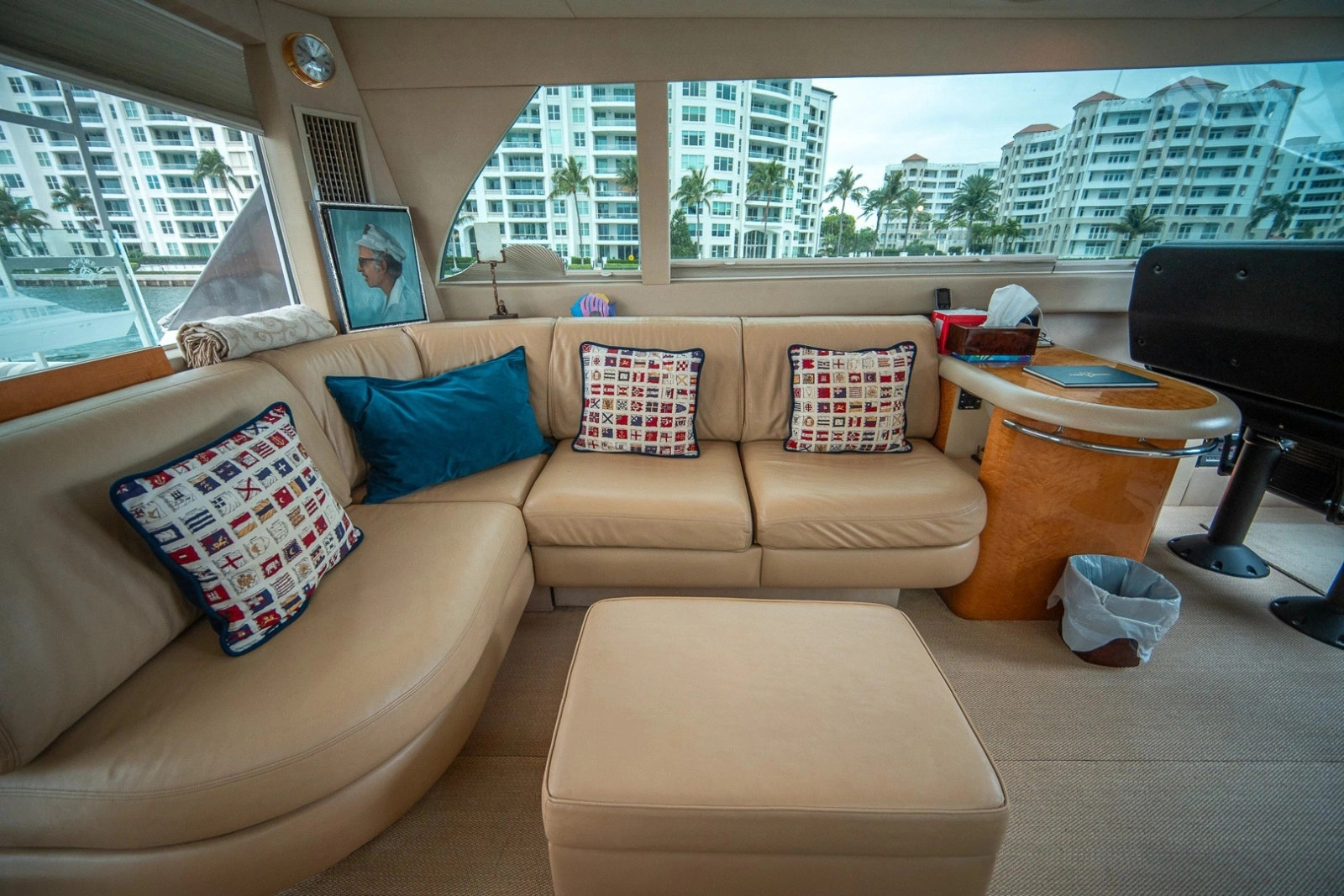 2000 Lazzara Yachts Skylounge