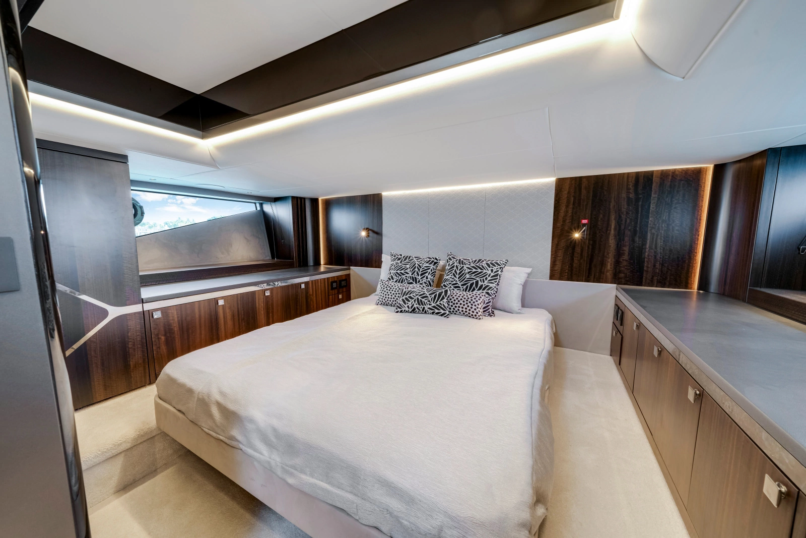 2024 Sunseeker Superhawk 55