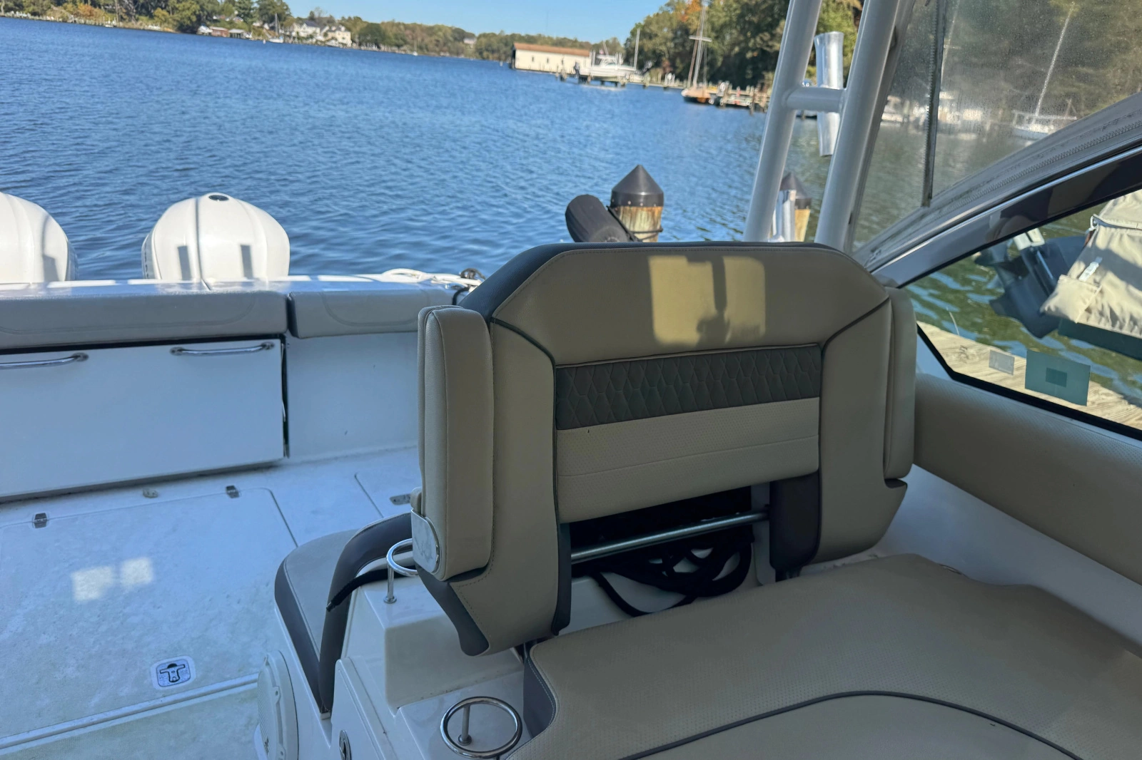 2019 Pursuit DC 325 Dual Console