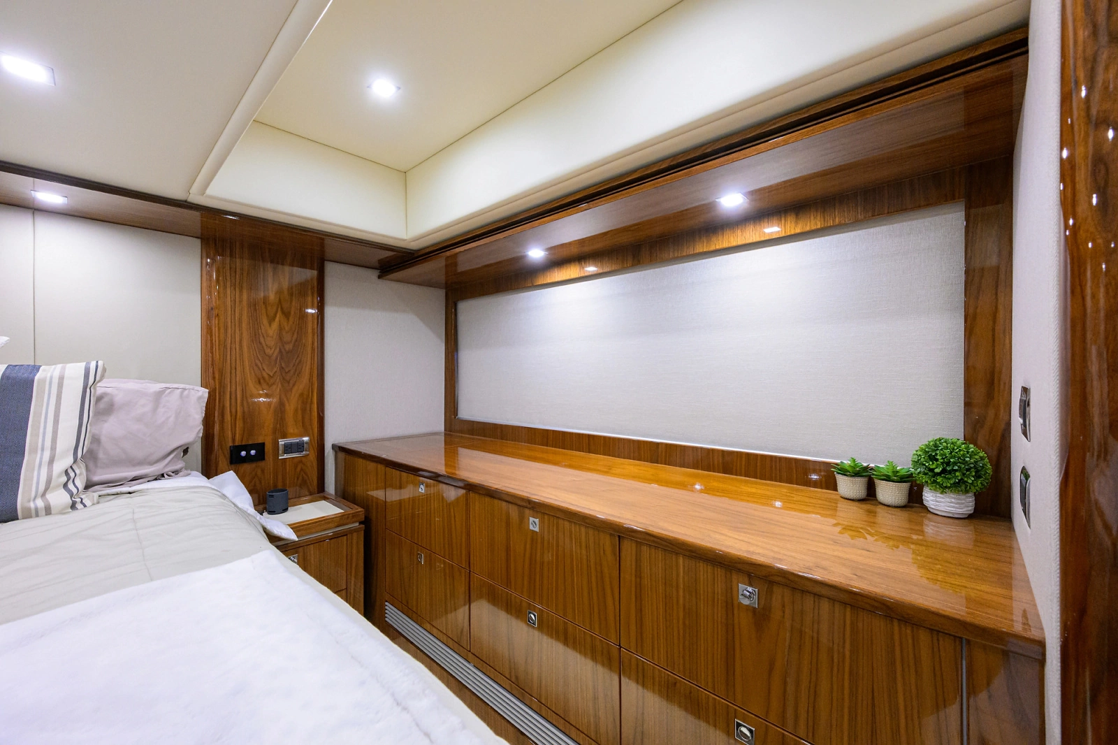 2019 Riviera 5400 Sport Yacht
