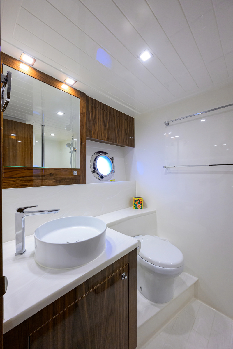 2023 Riviera 5400 Sport Yacht