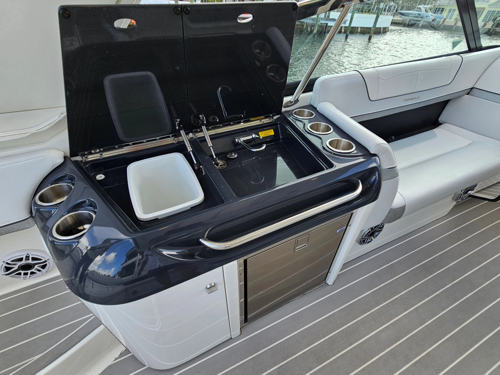 2023 Formula 350 Crossover Bowrider