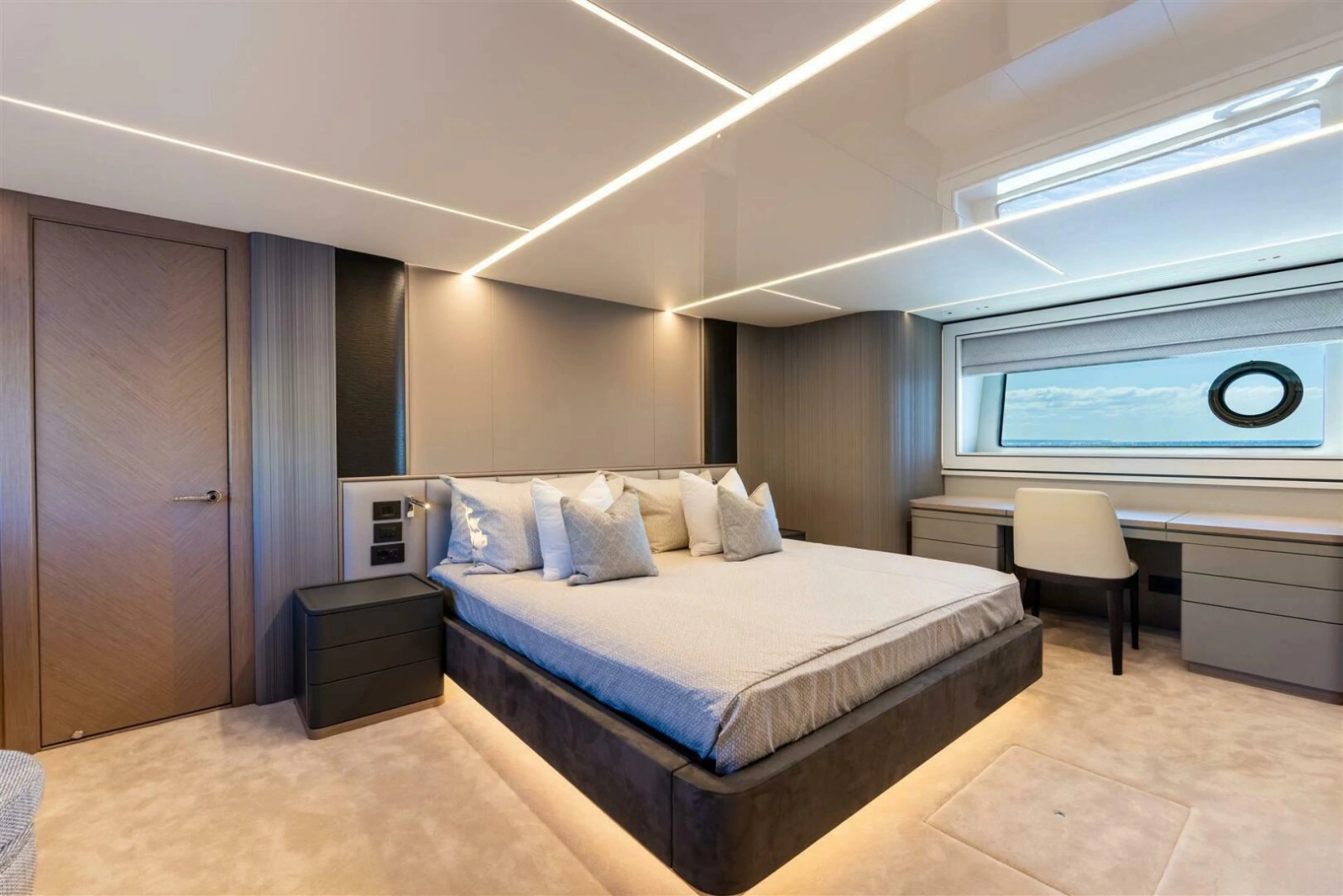 90 OCEAN ENCLOSED 90ft Sunseeker Yacht For Sale