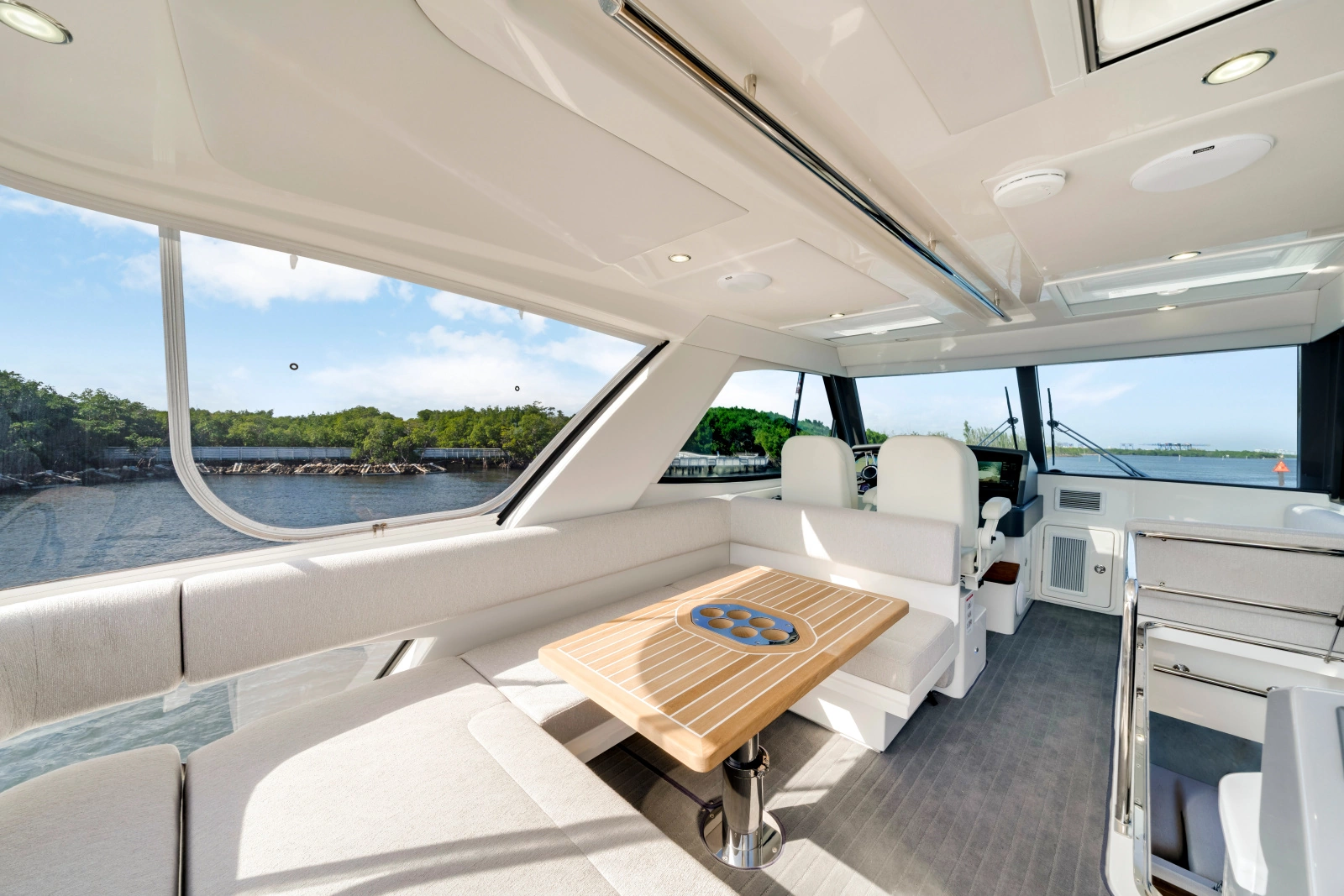 50 SPORTS MOTOR YACHT 50ft Riviera Yacht For Sale