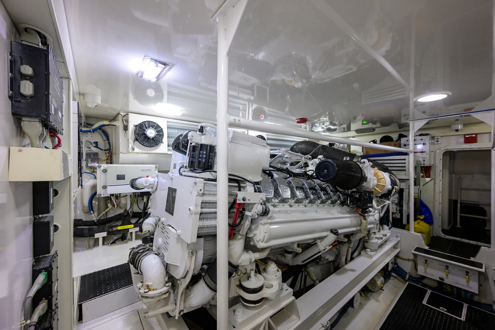 2009 Viking 74 Enclosed Bridge