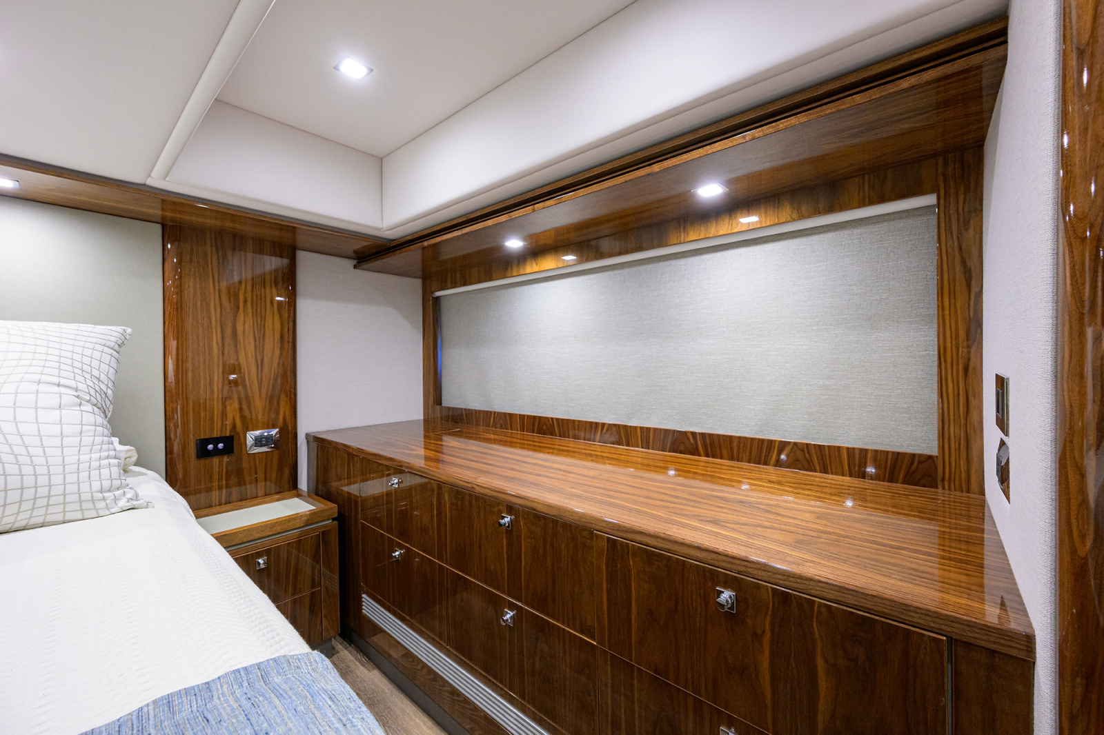 2023 Riviera 5400 Sport Yacht