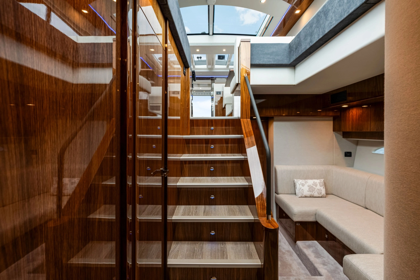 6000 SPORT YACHT 60ft Riviera Yacht For Sale