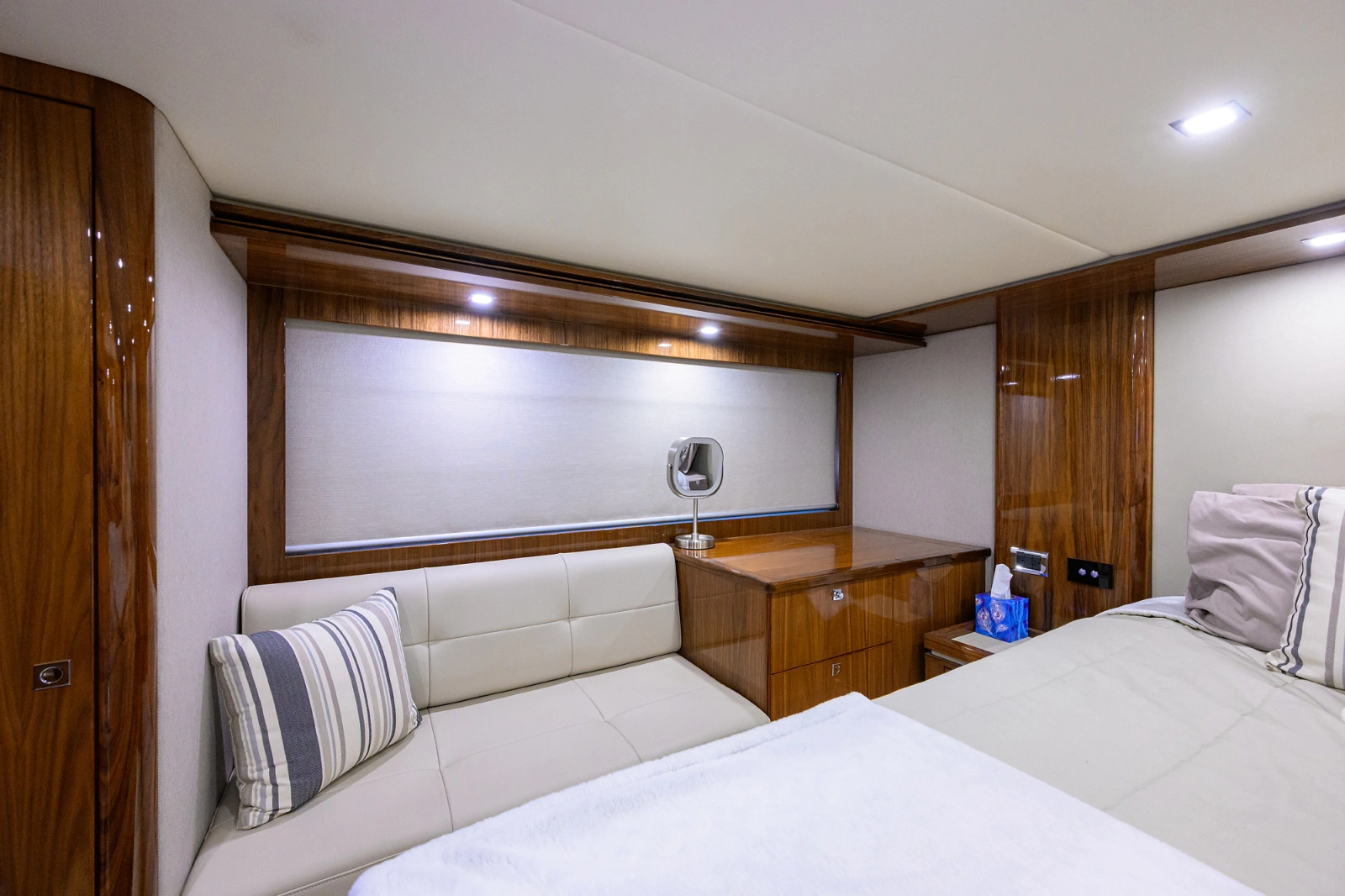 2019 Riviera 5400 Sport Yacht