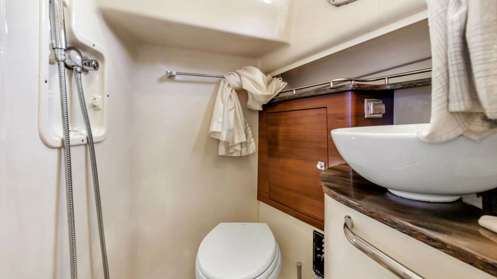 2019 Boston Whaler 345 Conquest Head