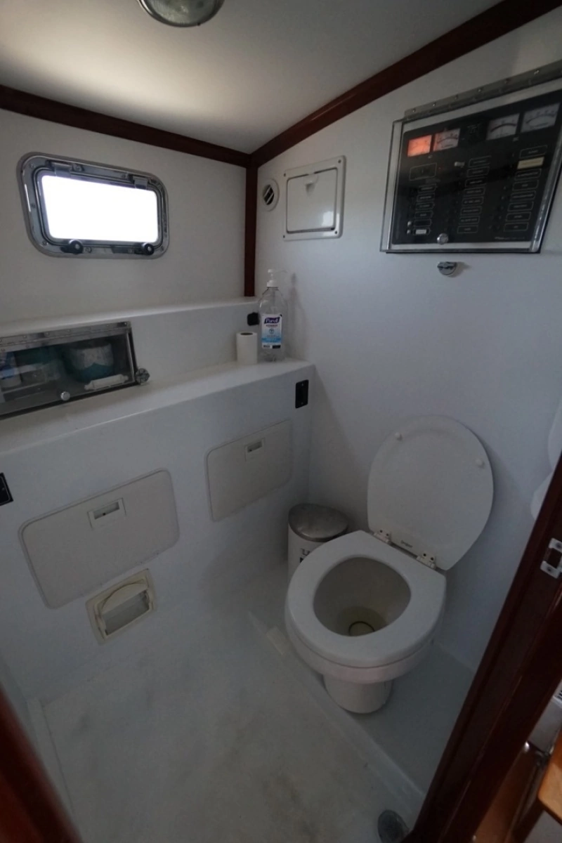 Rowe 36' Salty Dog - Interior Head