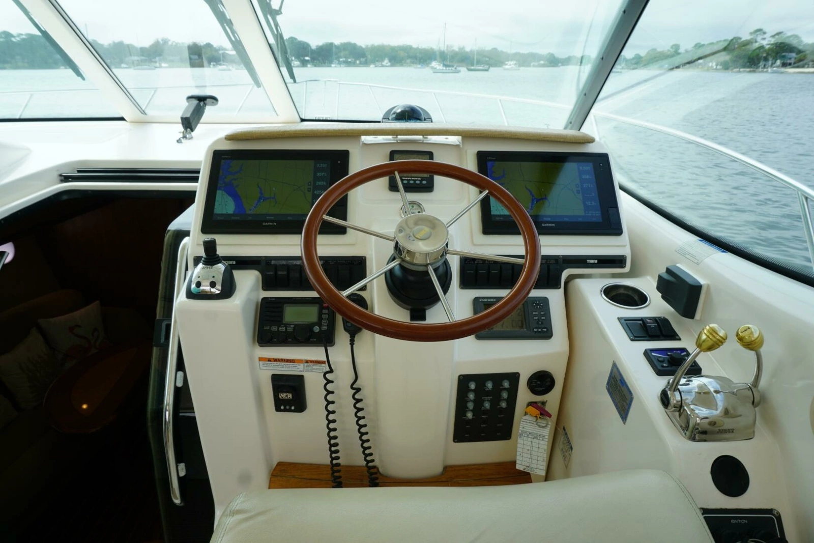 2007 39 Tiara Yachts 3900 Sovran The Pearl Helm (2)