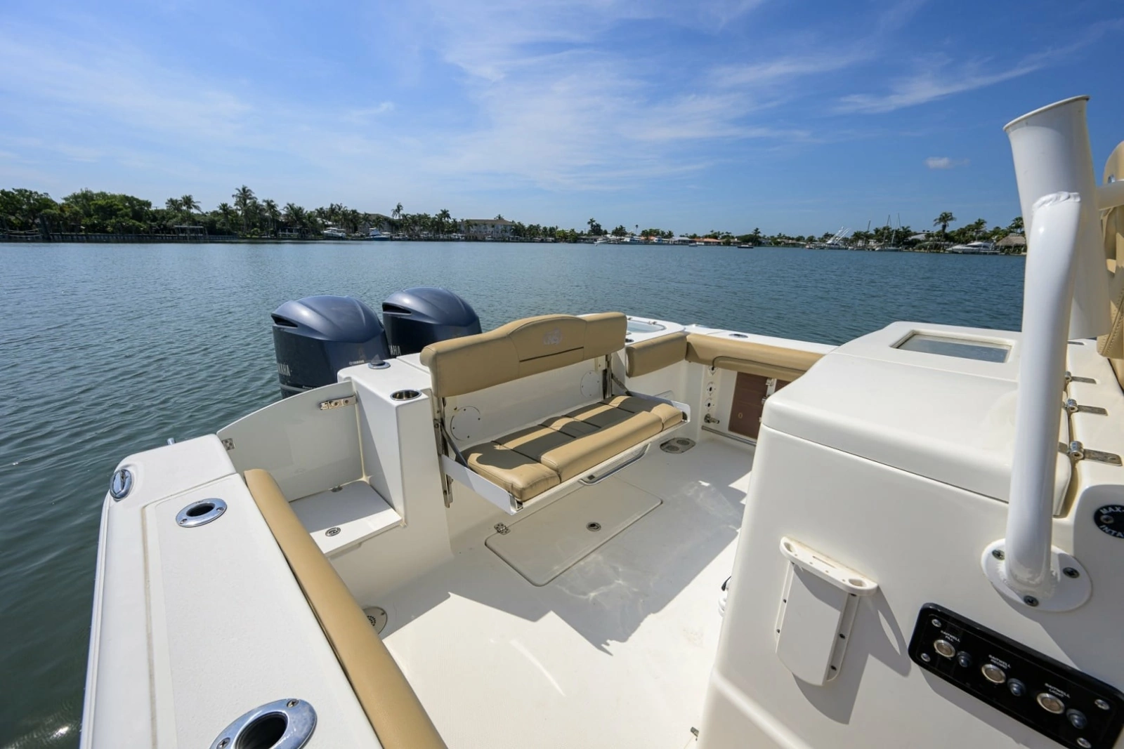 NauticStar 28 - Cockpit
