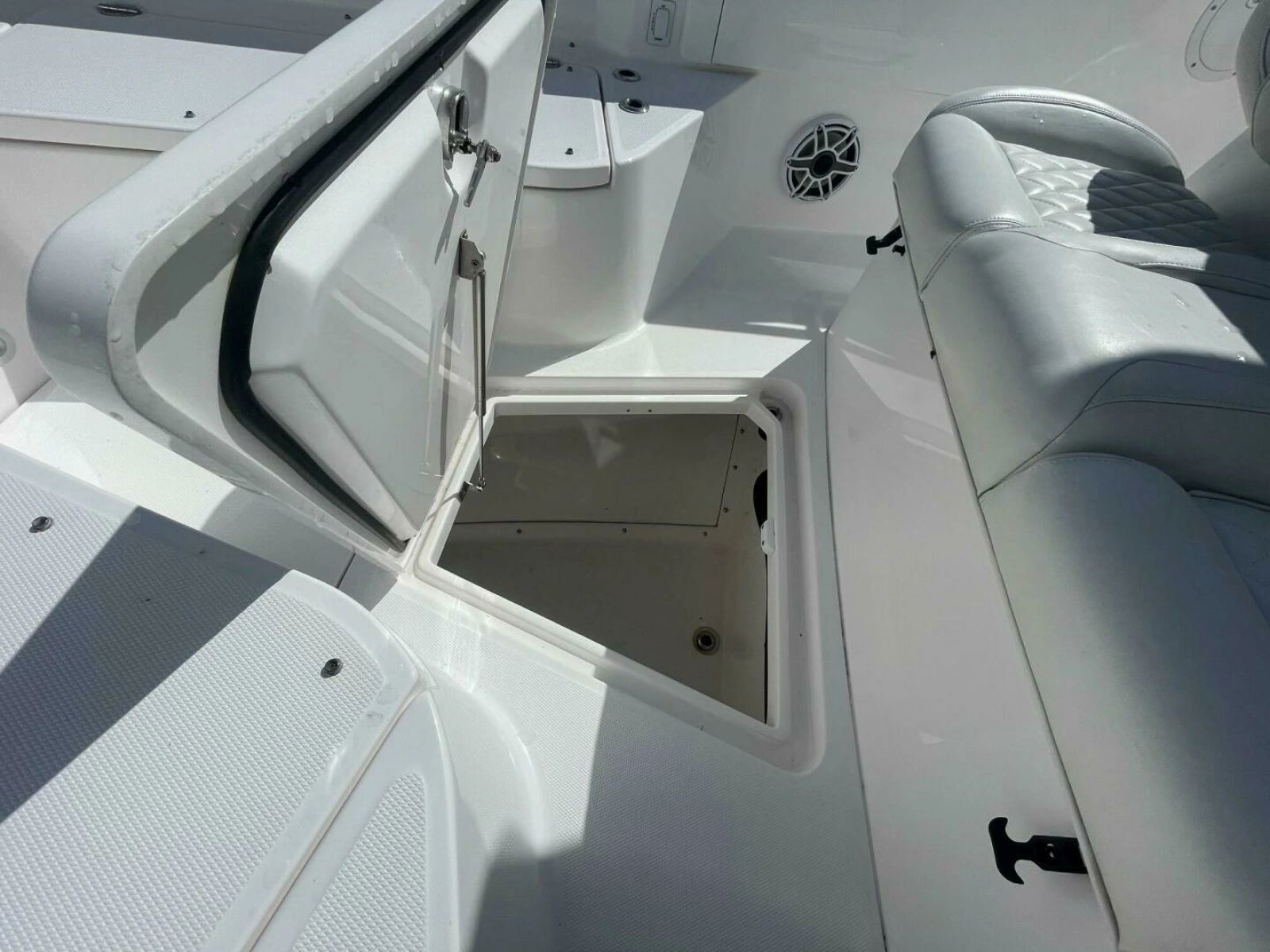 Everglades 335 Center Console -