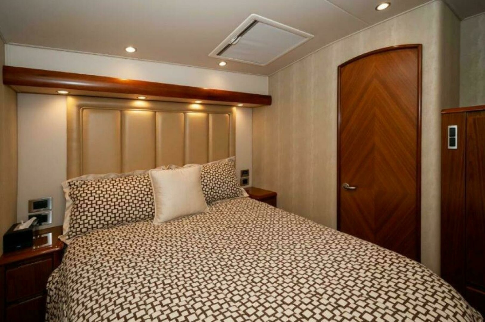 2012 76 Viking Sky Bridge Barefoot Drive VIP Stateroom (1)