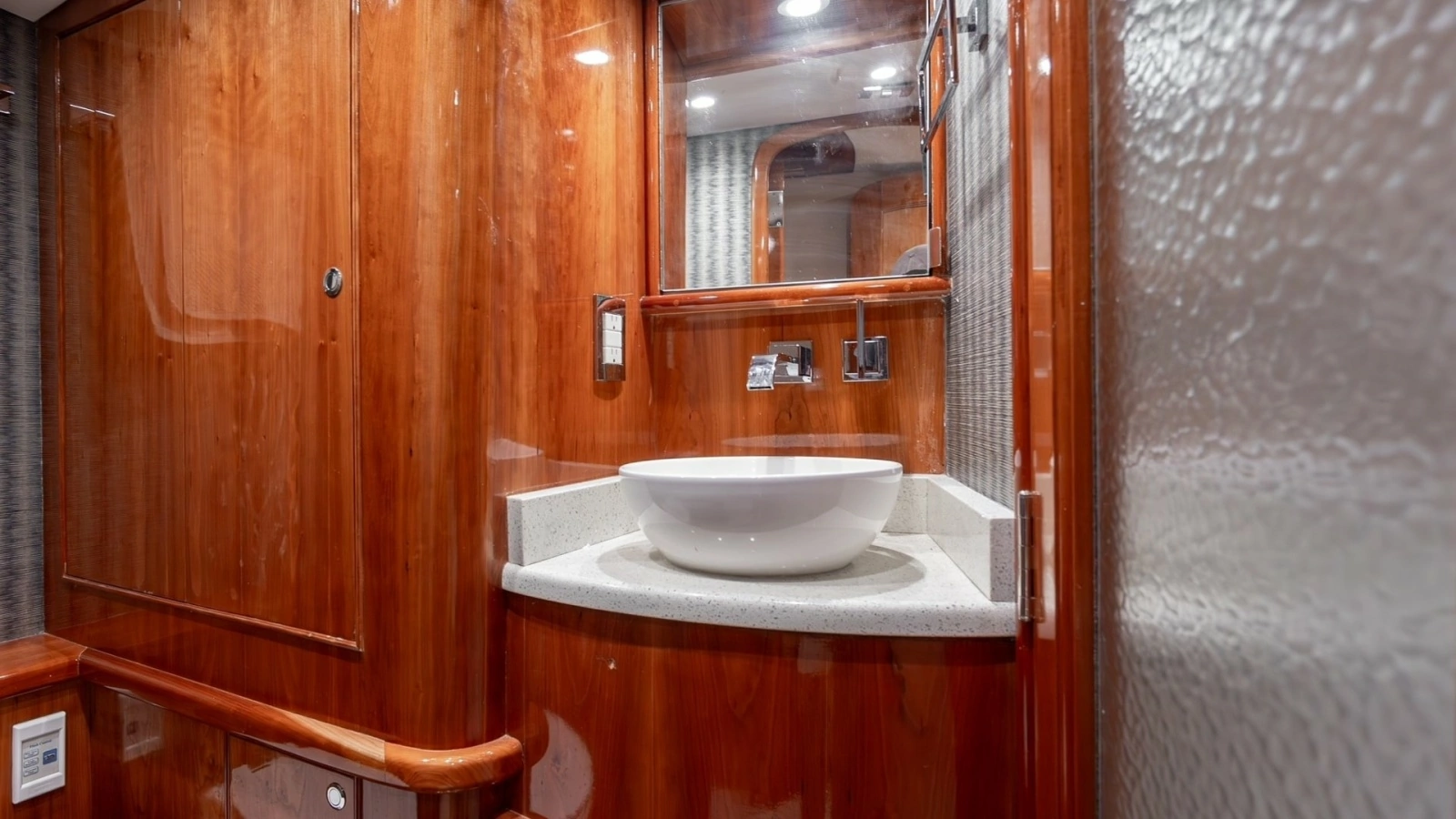 Elegant Guest Head with Vessel Sink