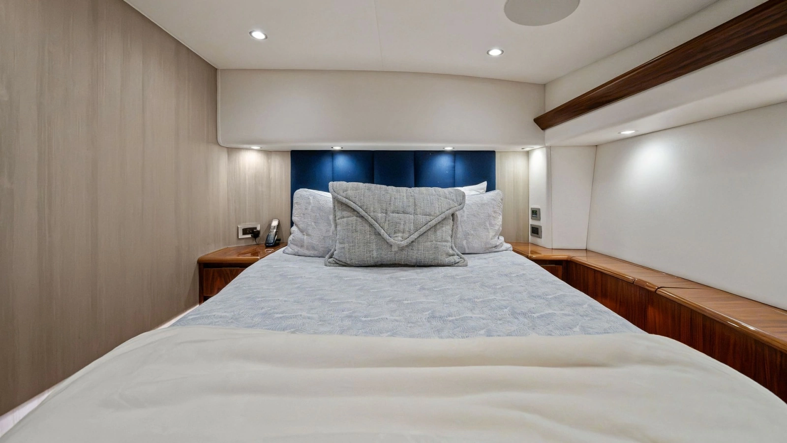 Luxurious Forward Stateroom