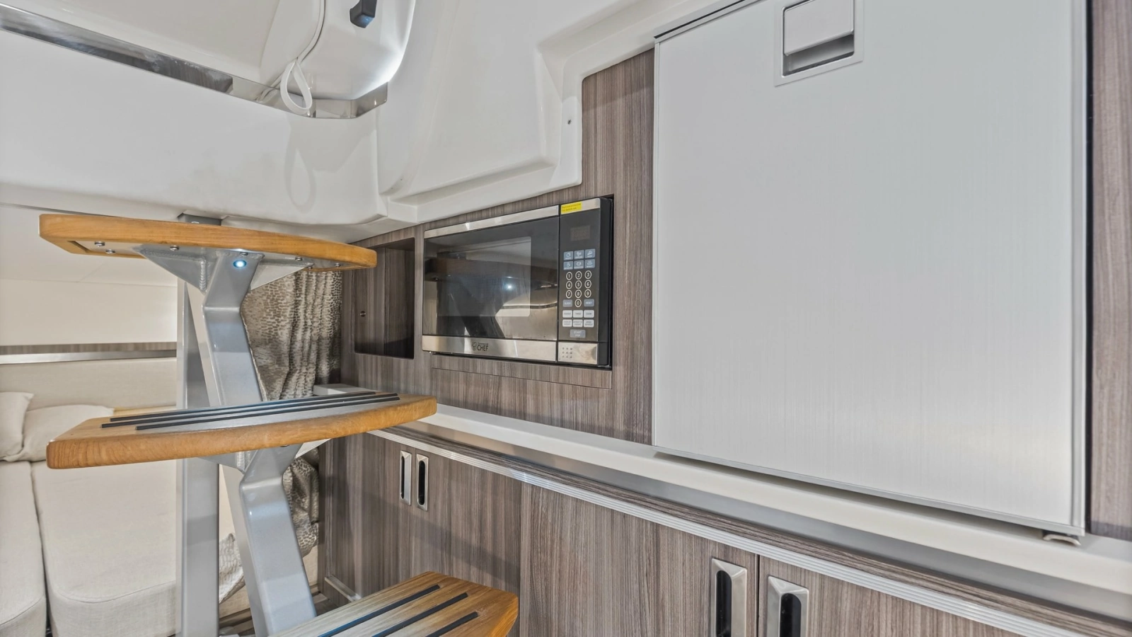 2022 32 Sea Ray 320 Sundancer OB Raya Sunshine Cabin (4)
