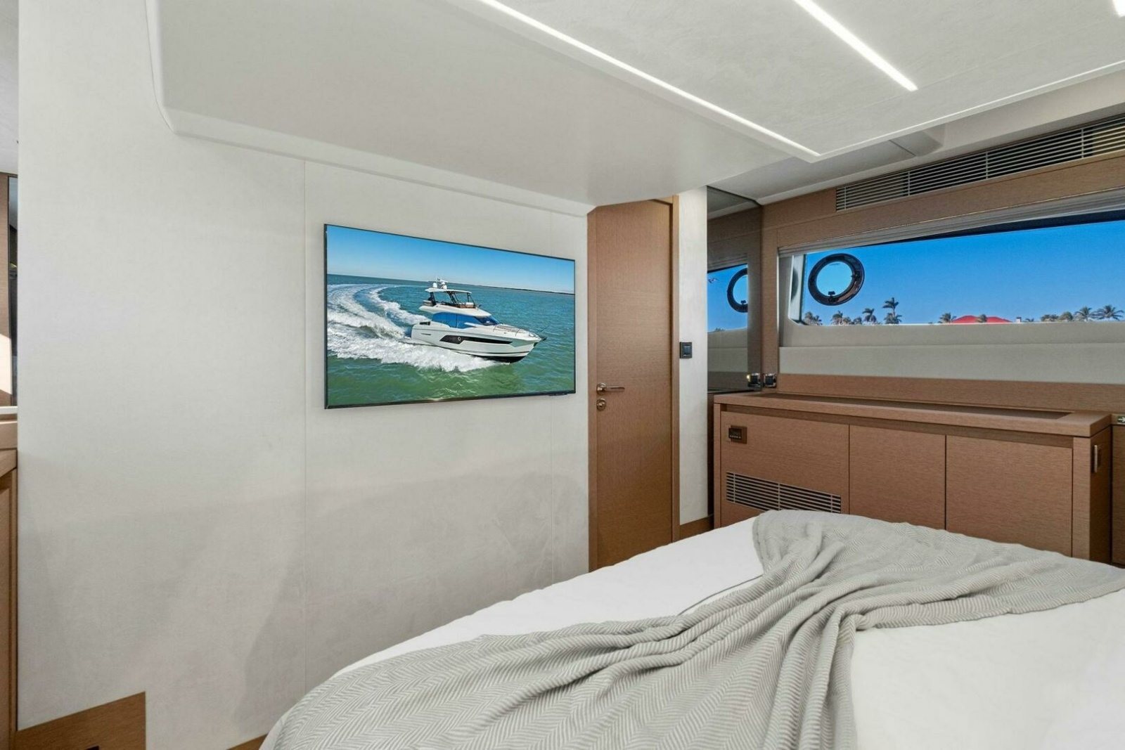 52' 2022 Prestige 520 Flybridge