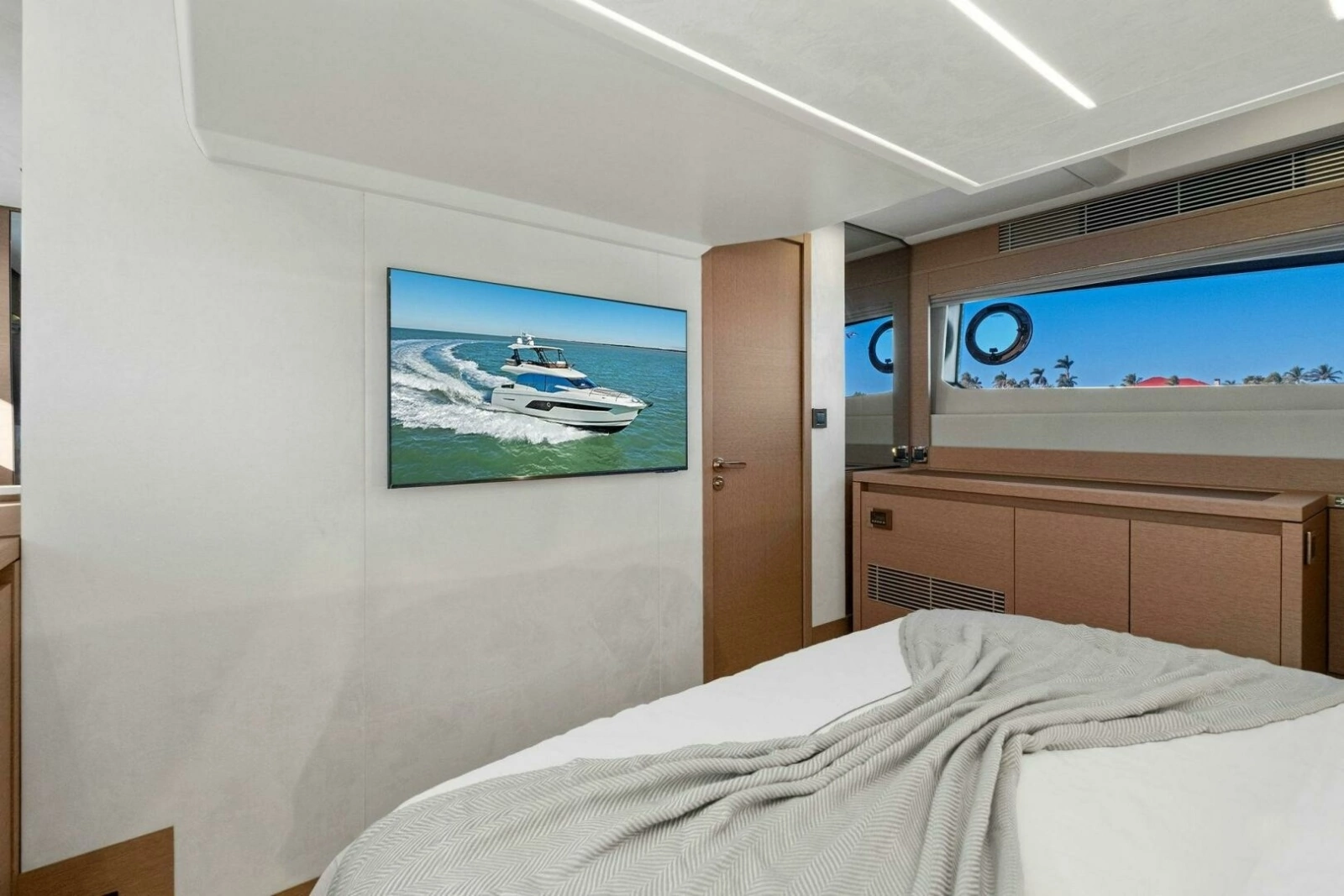 2022 Prestige 520 Flybridge