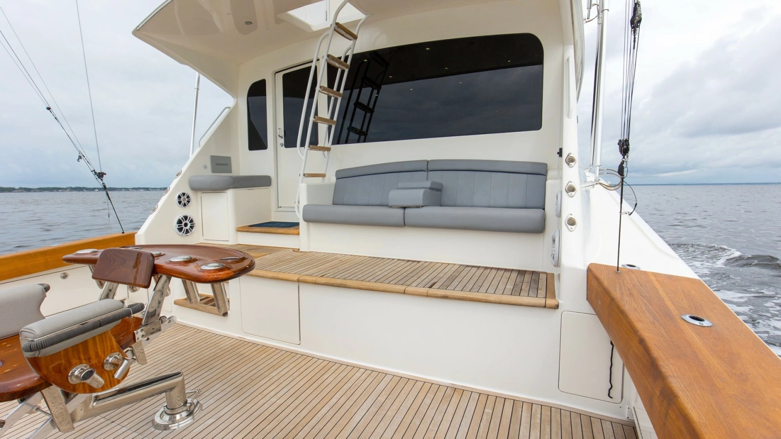 2007 74 Viking Enclosed Bridge Never Settle Rear Deck (1)