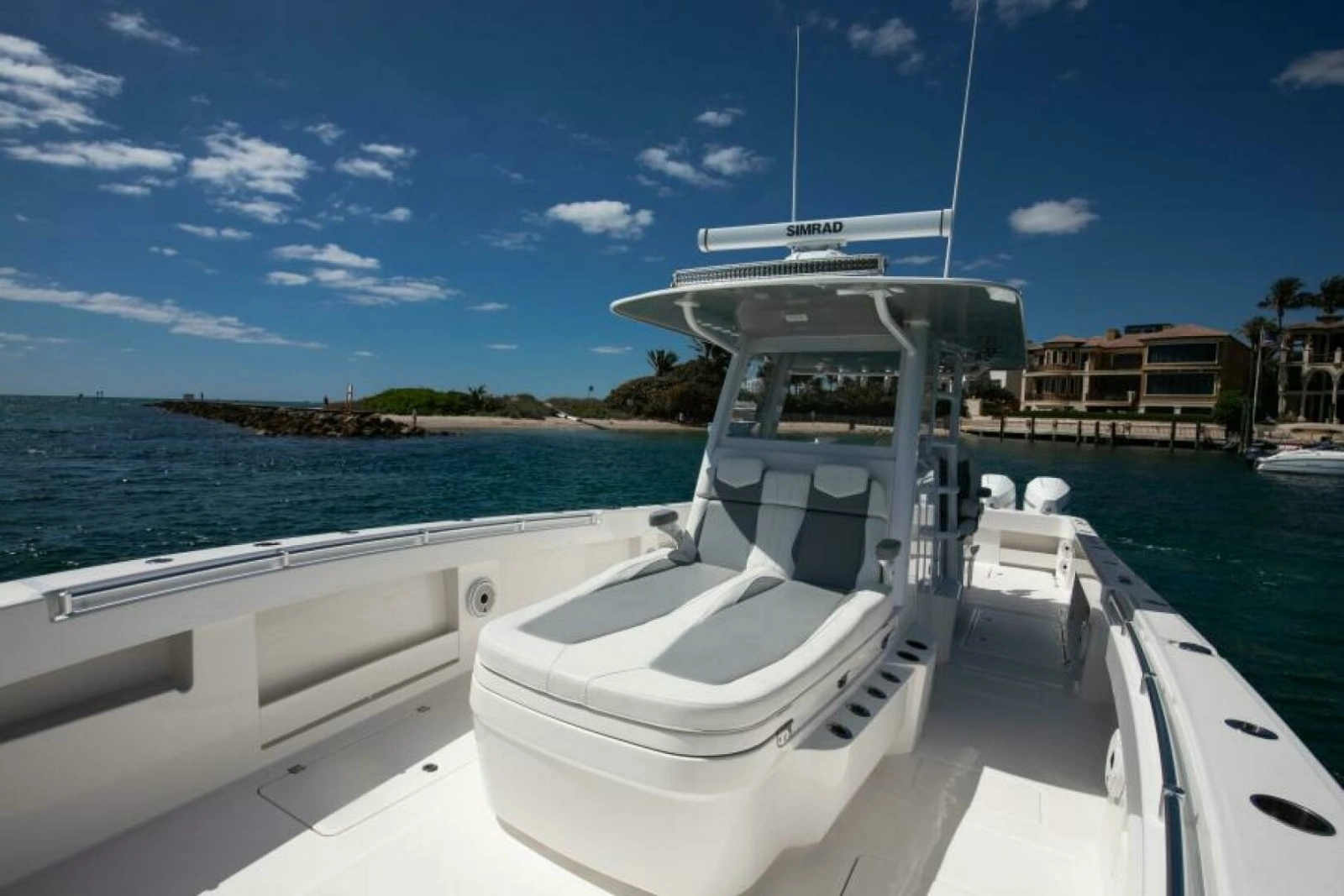 Invincible 35 Emanon - Exterior Bow