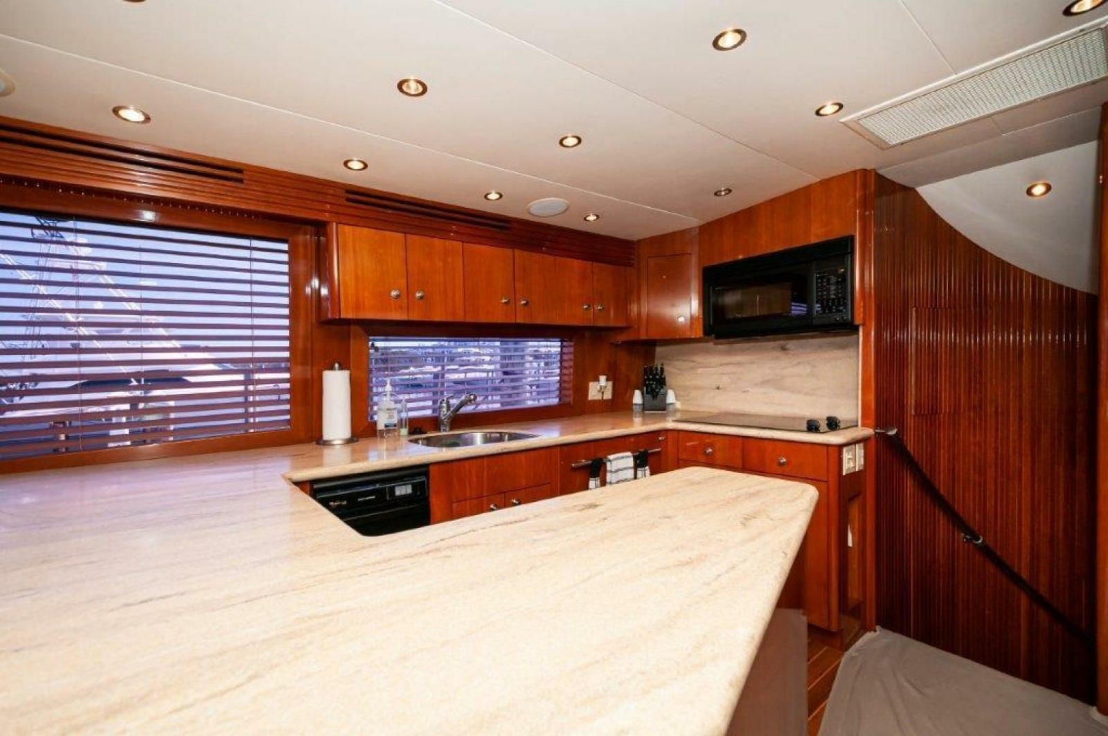 65' 2002 Hatteras 65 Enclosed Bridge