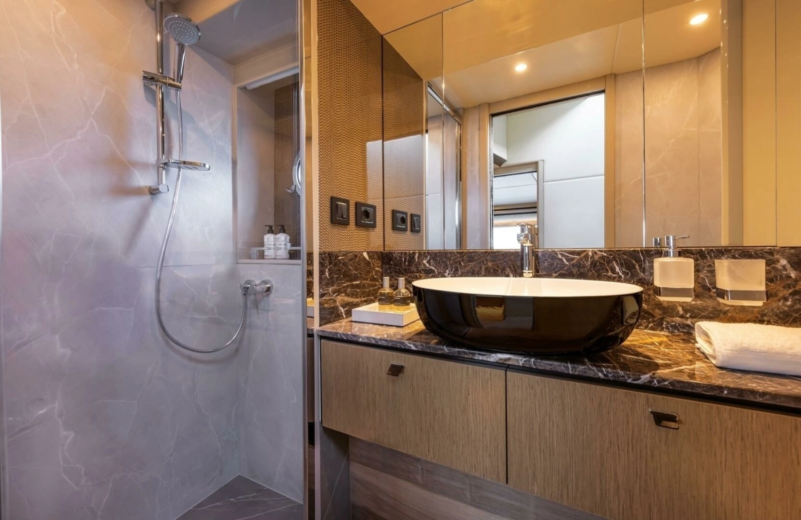 2027 60 Absolute Flybridge - Guest Head/Shower Stall