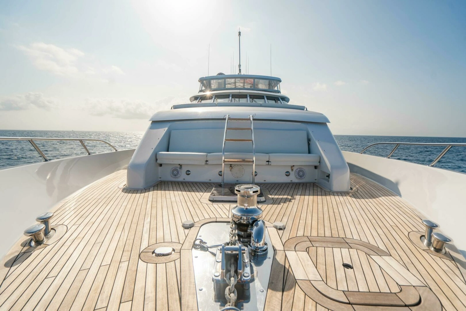 Hatteras 100 MAGIC - Bow