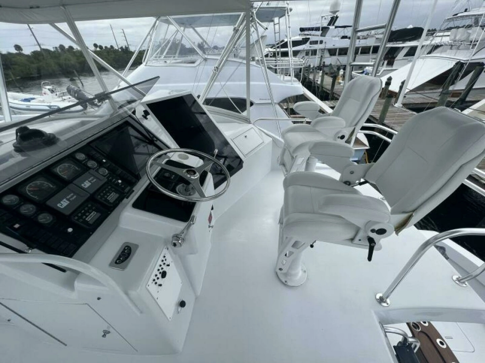 Hatteras SF Down Time - Helm