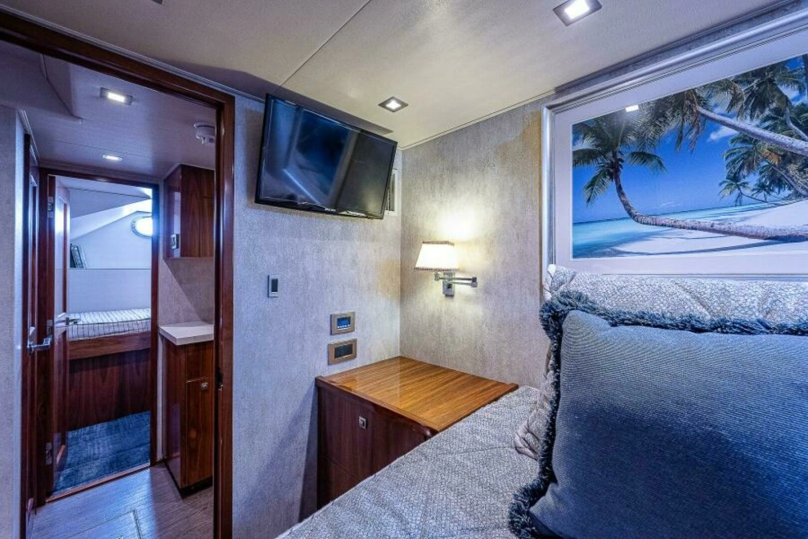 Viking 75 MIRAGE - Crew Quarters