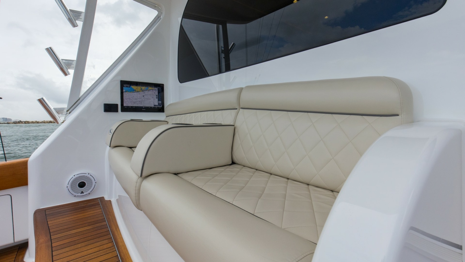 2022 Viking Convertible Cole Play Cockpit (3)