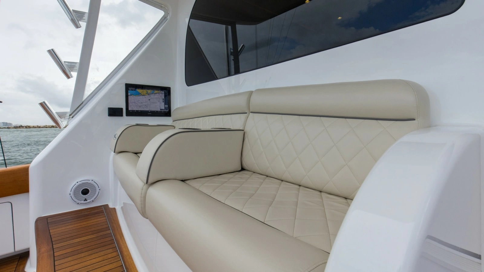 2022 Viking Convertible Cole Play Cockpit (3)