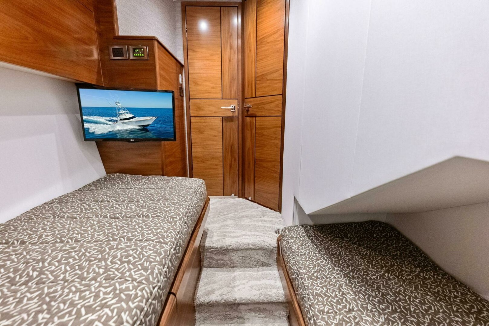 64' 2023 Viking 64 Convertible